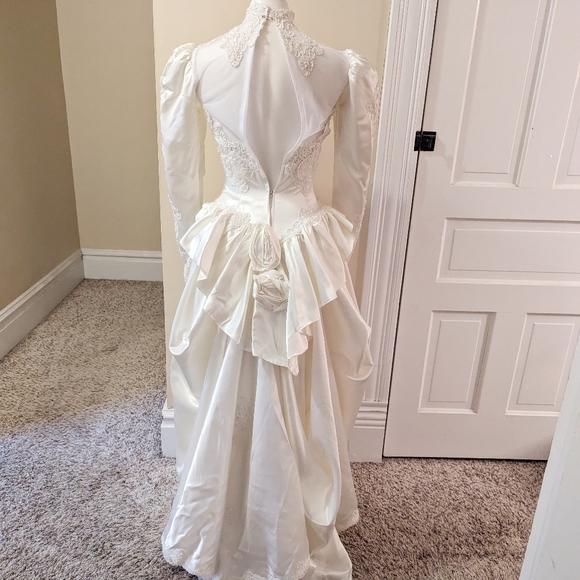 Vintage 80s wedding dress. High neck, long sleeve, size 0. - Picture 5 of 9